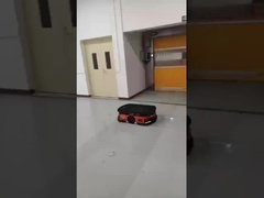 AGV проходит через грузы воздушный душ. Автоматическая передача материалов в контролируемой среде.